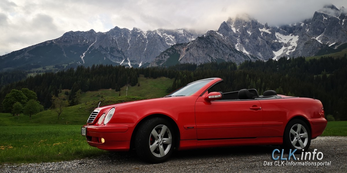 Seitenansicht von einem roten CLK Cabrio (A208) bei Dienten im Hochkönig, Österreich.